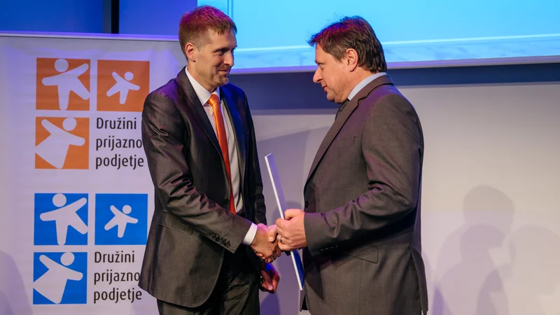 Fotografija: Iskratel je prejemnik polnega certifikata Družini prijazno podjetje in izpolnjuje 13 ukrepov, s katerimi potrjuje usmerjenost k še bolj kakovostnemu načinu življenja v službi in doma, pove Robert Kuzmič, glavni direktor Iskratela (na fotografiji desno). FOTO: Anže Vrabl