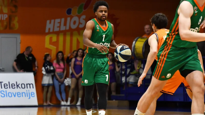 Fotografija: Yogi Ferrell je popeljal zmaje do zmage v Domžalah. FOTO: Cedevita Olimpija
