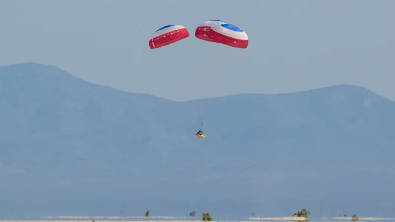 Fotografija: Starliner je pristal na vojaškem območju puščave v Novi Mehiki. FOTO: Nasa/Bill Ingalls/AFP