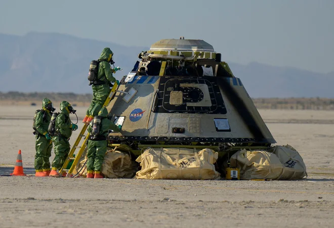 Kapsulo bodo zdaj natančno pregledali. FOTO: Nasa/Bill Ingalls/AFP
