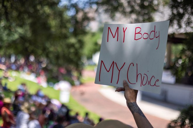 Zagovorniki pravic žensk so opozorili, da bo prepoved splava ogrozila življenja in zdravje žensk. FOTO: Kathleen Flynn/Reuters

