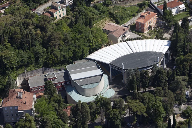 Zračni posnetek kulturnega, kongresnega in promocijskega centra Avditorij Portorož. FOTO: Boris Šuligoj
