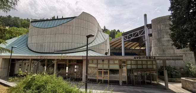 Avditorij je nujno potreben večje prenove. FOTO: Boris Šuligoj
