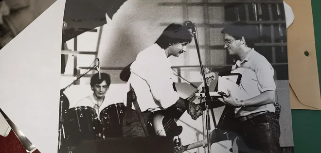 Poletni koncerti in festivali. Zvone Petek podeljuje nagrado na enem od festivalov Melodije morja in sonca. FOTO: Arhiv Avditorija

