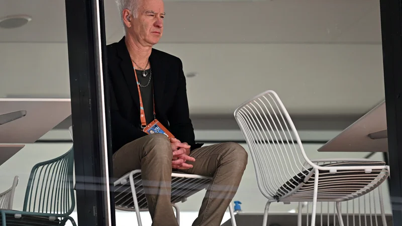 Fotografija: John McEnroe je na OP Francije v vlogi strokovnega komentatorja. FOTO: Dylan Martinez/Reuters