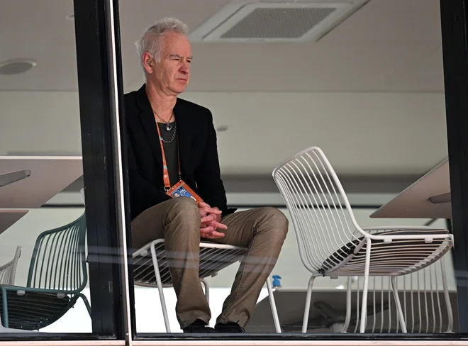 John McEnroe je na OP Francije v vlogi strokovnega komentatorja. FOTO: Dylan Martinez/Reuters
