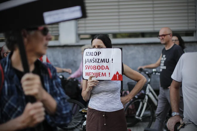 Pri teh spremembah gre za odziv na posebno operacijo, ko je Janševi koaliciji lani v državnem zboru na podlagi razvpitega Grimsovega zakona o RTV iz leta 2006 uspelo v programski svet spraviti legijo »naših«. Foto Uroš Hočevar/Delo
