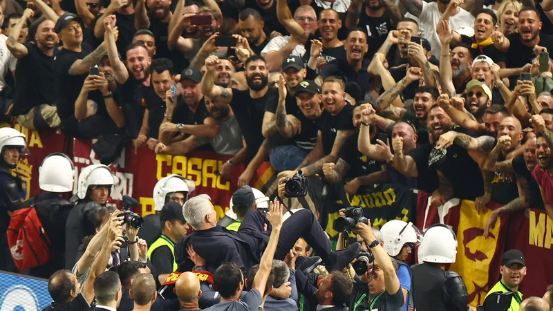 Fotografija: Jose Mourinho je končal na rokah varovancev, ki so si dali duška z navijači v Tirani in nato še v domačem Rimu. FOTO: Lisi Niesner/Reuters