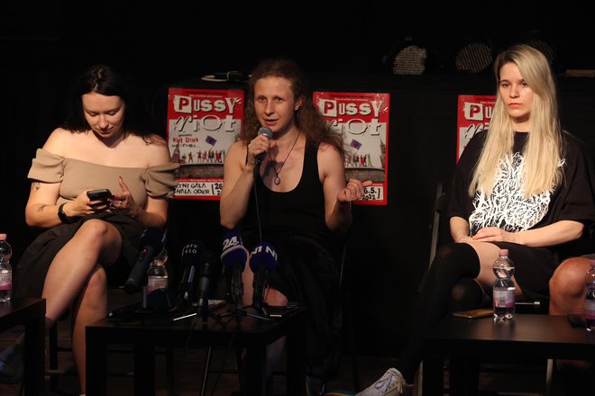 Pussy Riot na novinarski konferenci. FOTO: Črt Piksi/Delo
