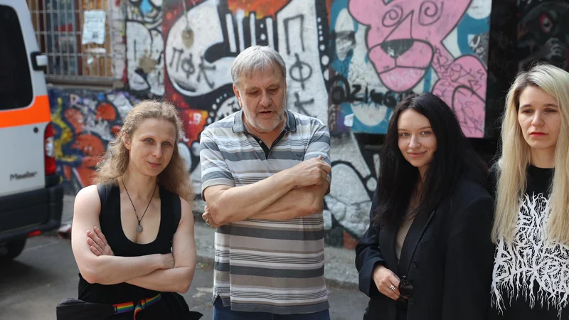 Fotografija: Slavoj Žižek v družbi s Pussy Riot na ljubljanski Metelkovi. FOTO: Črt Piksi/Delo
