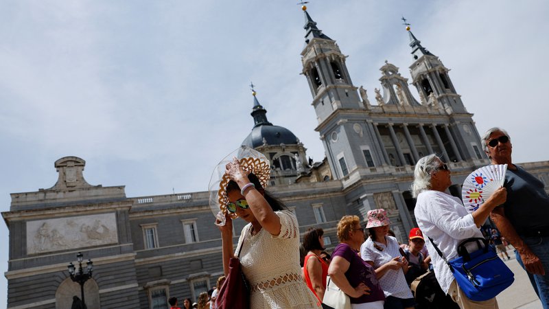 Fotografija: Minula sobota je bila najbolj vroč dan v maju, odkar v Španiji od leta 1950 sistematično zbirajo podatke. FOTO: Susana Vera/Reuters
