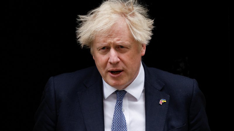 Fotografija: Britanski premier se je v sredo še enkrat opravičil za kulturo popivanja ter sistematične kršitve ukrepov med zabavami, ki so jih v času ustavitve javnega življenja prirejali na sedežu britanske vlade. Foto: John Sibley/Reuters
