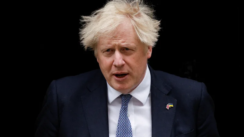 Fotografija: Britanski premier se je v sredo še enkrat opravičil za kulturo popivanja ter sistematične kršitve ukrepov med zabavami, ki so jih v času ustavitve javnega življenja prirejali na sedežu britanske vlade. Foto: John Sibley/Reuters