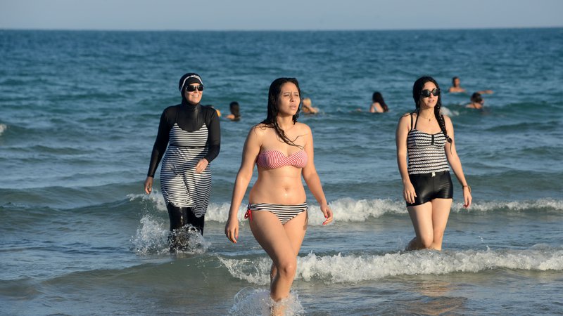 Fotografija: Na fotografiji Tunizijke, burkini nosi ženska na levo. Fotografija je simbolična. FOTO: Fethi Belaid/Afp
