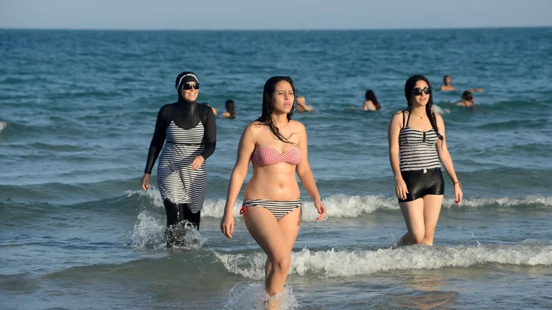 Fotografija: Na fotografiji Tunizijke, burkini nosi ženska na levo. Fotografija je simbolična. FOTO: Fethi Belaid/Afp
