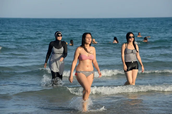 Na fotografiji Tunizijke, burkini nosi ženska na levo. Fotografija je simbolična. FOTO: Fethi Belaid/Afp
