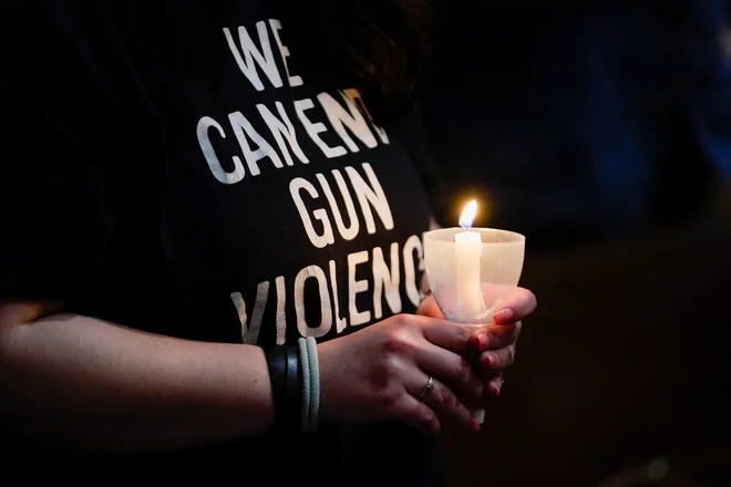 Šele 15 minut pred eno popoldne, skoraj uro in pol po začetku napada, je v učilnico vstopila taktična enota policije skupaj z mejnimi policisti. FOTO: Bryan Woolston/Reuters
