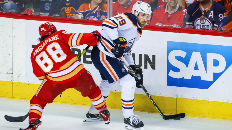 Fotografija: Edmontonov junak v Calgaryju je bil Leon Draisaitl (desno). FOTO: Sergei Belski Usa Today Sports