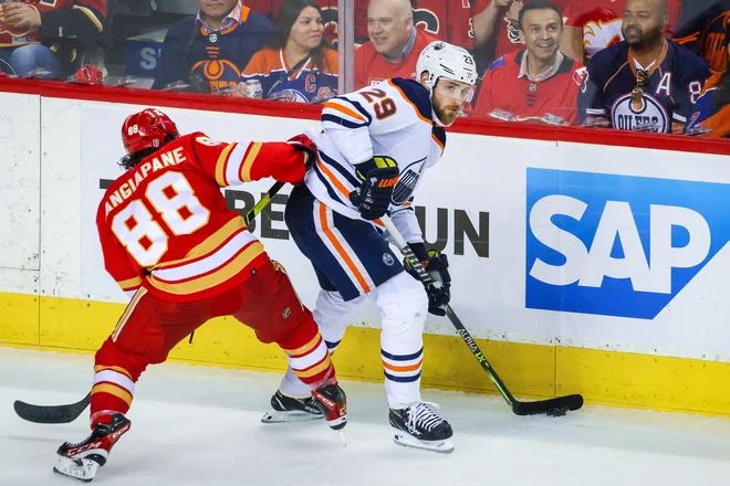 Edmontonov junak v Calgaryju je bil Leon Draisaitl (desno). FOTO: Sergei Belski Usa Today Sports
