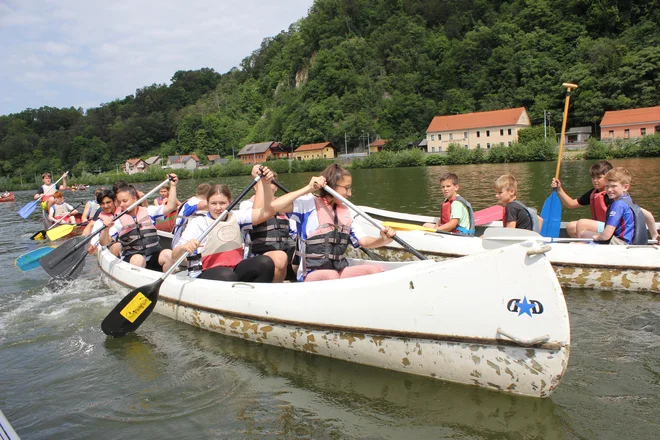 V četrtek so njeni učenci na državnem tekmovanju v veslanju v velikem kanuju v Brestanici osvojili drugo mesto in se tako ovenčali s srebrnimi medaljami. FOTO: osebni arhiv
