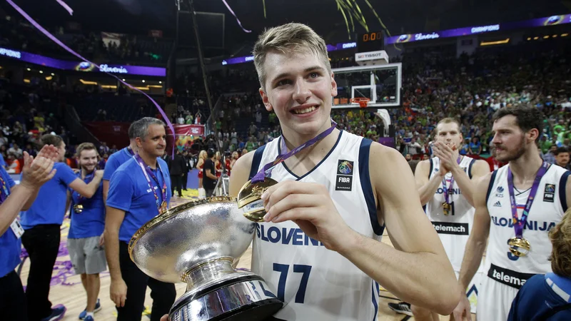 Fotografija: Pred petimi leti je Luka Dončić v Istanbulu osvojil Evropo, letos polet želi ponoviti podvig slovenske košarkarske reprezentance. FOTO: Blaž Samec/Delo