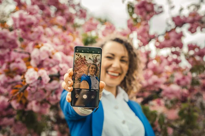 lka Štuhec uporablja najnovejši telefon Huawei P50 Pro, ki navdušuje s svojo zmogljivostjo, vzdržljivostjo, dizajnom in vrhunsko mobilno fotografijo. FOTO: Huawei
