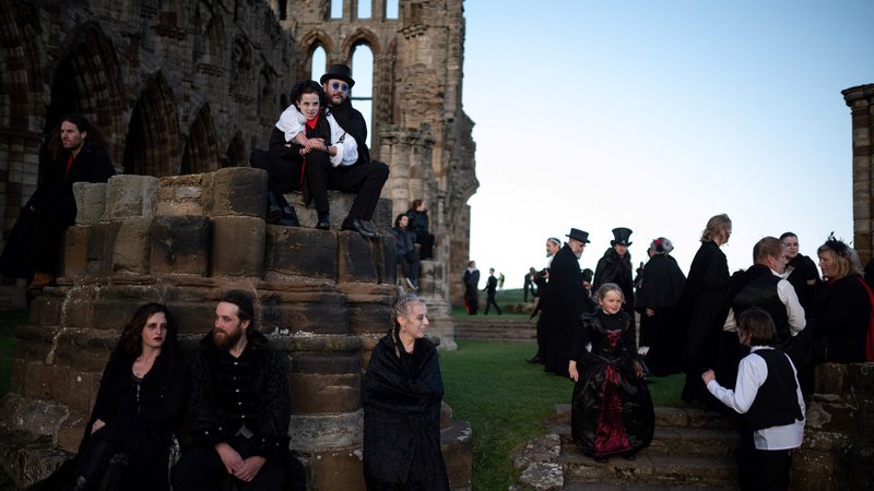 Fotografija: Oboževalci vampirjev so se se zbrali na območju opatije Whitby Abbey, na severovzhodu Anglije, po uspešnem poskusu postavitve Guinnessovega svetovnega rekorda za največje število vampirjev na enem mestu. Svetovni rekord je bil dosežen ob 125. obletnici prve objave Drakula, romana Brama Stokerja. Stoker je Whitby obiskal leta 1890, mesto in gotske ruševine opatije iz 13. stoletja pa so bile navdih za Drakulo. Trenutni rekord je 1039 vampirjev, ki so se leta 2011 zbrali v Doswellu v Virginiji v ZDA. Foto: Oli Scarff/Afp
