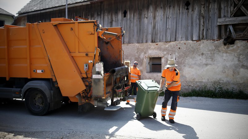 Fotografija: Zbiranje odpadkov se bo po oceni Zbornice komunalnega gospodarstva podražilo za 9,3 odstotka. FOTO: Blaž Samec/Delo
