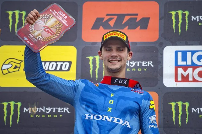 Tim Gajser trdno drži v rokah rdečo tablico. FOTO: Honda Racing
