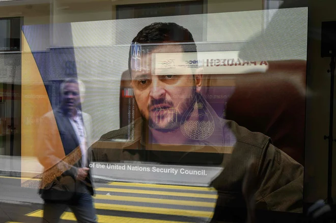 Ukrajinski predsednik Volodimir Zelenski je danes izjavil, da si Ukrajina ne želi pogovorov z ruskim predsednikom Vladimirjem Putinom, a da se bo morala soočiti z realnostjo in da bodo pogovori verjetno potrebni za dosego konca vojne. FOTO: Fabrice Coffrini/AFP
