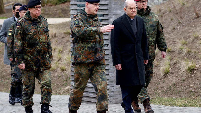 Fotografija: Kancler Olaf Scholz s pripadniki vojske med marčevskim obiskom operativnega centra nemške vojske
v Schwielowseeju FOTO: Michele Tantussi/REUTERS