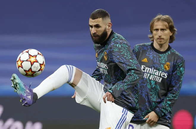 Izkušena Karim Benzema in Luka Modrić sta med glavnimi tvorci letošnjih Realovih uspehov. FOTO: Juan Medina/Reuters
