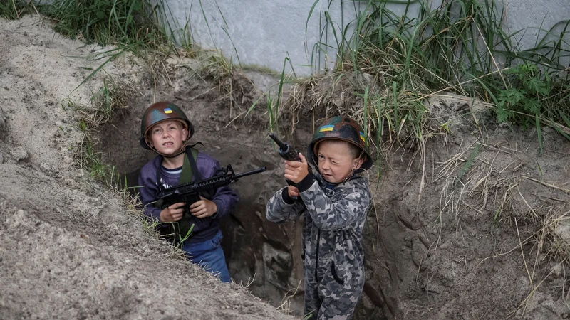 Fotografija: Na koncu je vendarle vedno samo trpljenje, tragična izguba, v vseh vojnah in konfliktih je tako, toda umira se prehitro, tudi po nepotrebnem. FOTO: Gleb Garanich/Reuters
