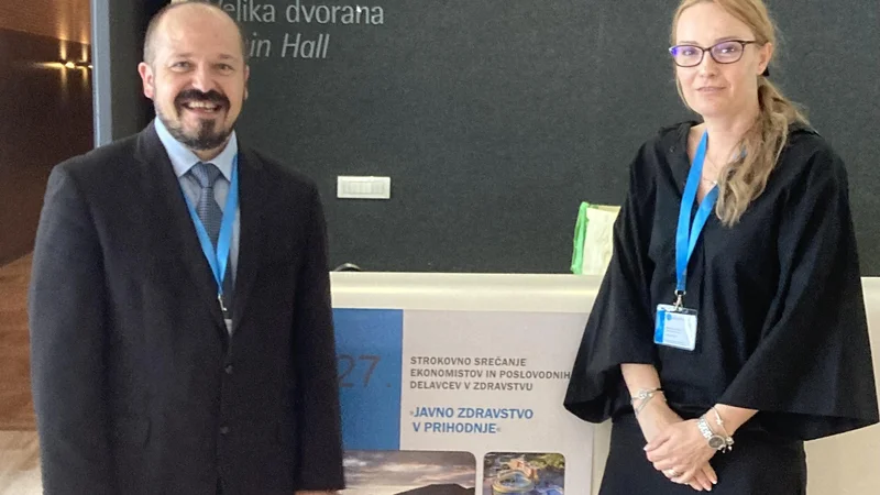 Fotografija: Minister za zdravje Janez Poklukar s Heleno Ulčar Šumčić, predsednico Društva eknomistov v zdravstvu. FOTO: Društvo Ekonomistov v zdravstvu