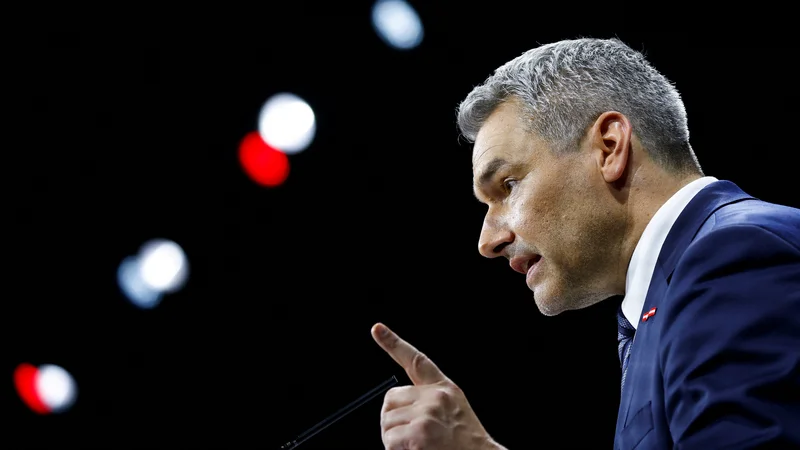 Fotografija: Komu žuga avstrijski kancler Karl Nehammer? FOTO: Lisa Leutner/Reuters