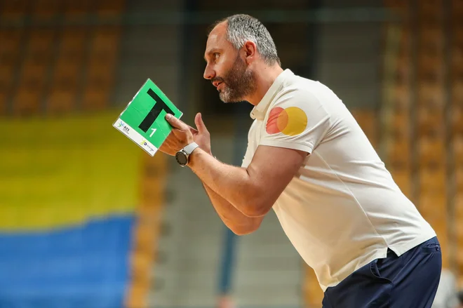 Alem Toskić (na fotografiji) je z varovanci državno krono potrdil z visoko zmago v domači dvorani.
