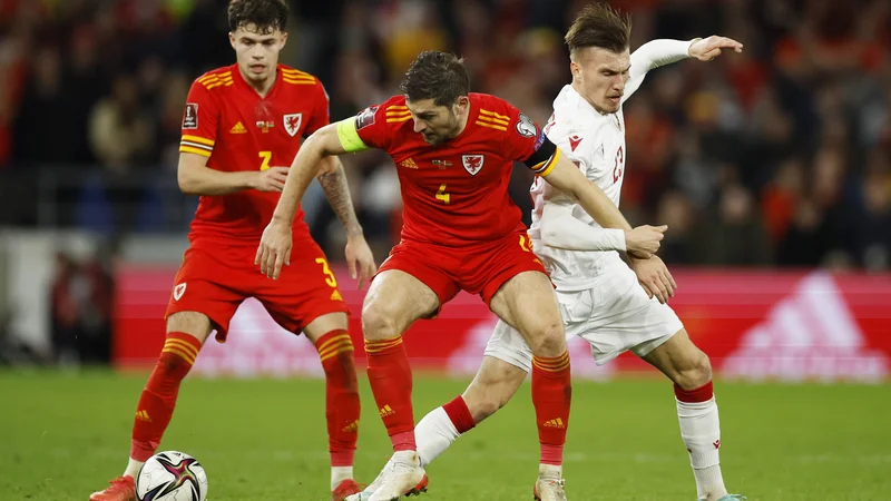 Fotografija: Belorusi (na fotografiji desno Dmitri Antilevski med tekmo v Cardiffu z Walesom) so se novembra še merili v kvalifikacijah za svetovno prvenstvo. FOTO: John Sibley/Reuters