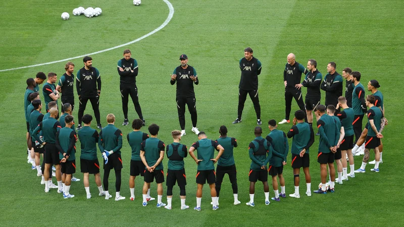 Fotografija: Jürgen Klopp z varovanci med zadnjim in edinim treningom na štadionu Stade de France. FOTO: Kai Pfaffenbach/Reuters