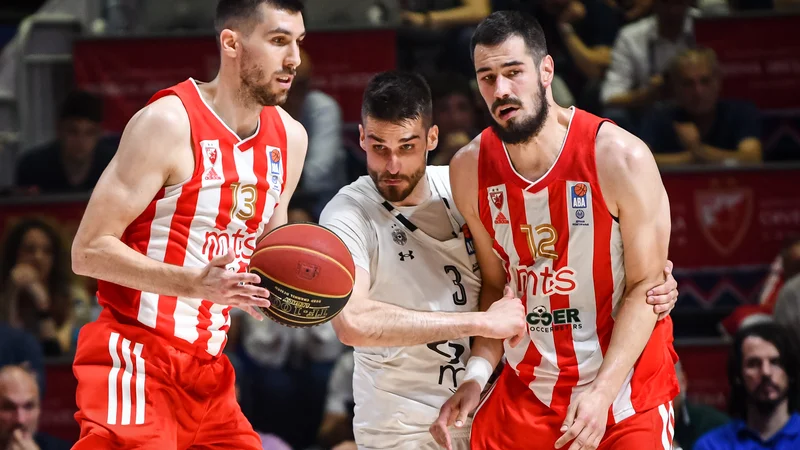 Fotografija: Rade Zagorac v primežu Nikole Kalinića (desno) in Ognjena Dobrića. FOTO: Dragana Stjepanović/ABA