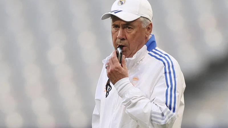 Carlo Ancelotti nadzira zadnji trening pred sobotnim spektaklom v Saint-Denisu. FOTO: Lee Smith/Reuters