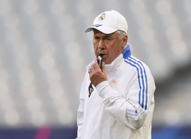 Carlo Ancelotti nadzira zadnji trening pred sobotnim spektaklom v Saint-Denisu. FOTO: Lee Smith/Reuters
