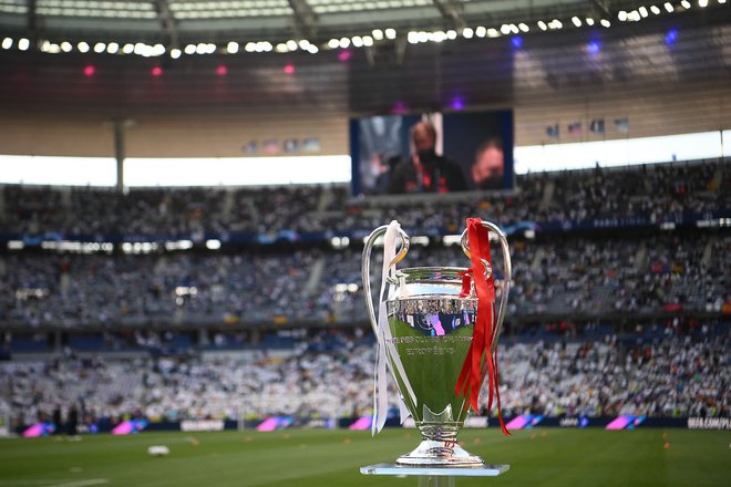 Le trophée de la Ligue des champions attend le vainqueur au stade de Saint-Denis.  PHOTO : Franck Fife / AFP