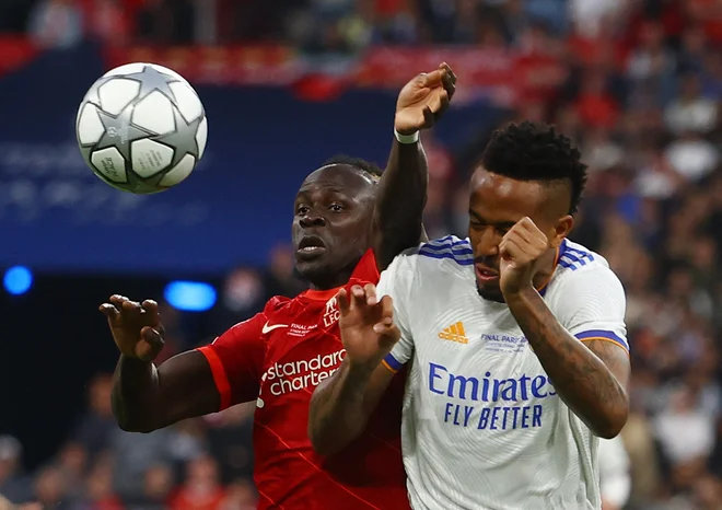 Sadio Mane a concouru avec Eder Militã.  PHOTO : Kai Pfaffenbach / Reuters