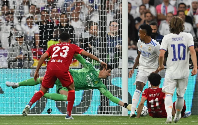 Thibaut Courtois je najprej izvrstno ustavil Mohameda Salaha, nato še posebej bravurozno Sadia Maneja. FOTO: Paul Ellis/AFP
