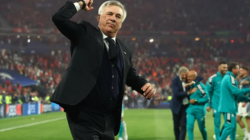 Fotografija: Carlo Ancelotti pozdravlja navijače v Parizu. FOTO: Kai Pfaffenbach/Reuters