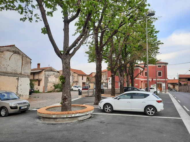 Središče vasi, ki je zaradi porušene mitnice degradirano. FOTO: Jasna Čuk Rupnik
