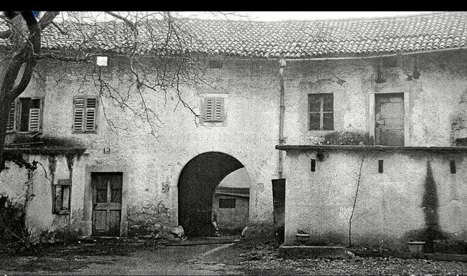 Stara mitnica, ki je danes ni več. FOTO: Stojan Lipolt
