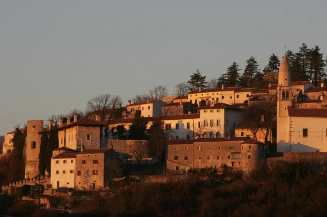 Štanjel, ki mu je dal pečat znameniti arhitekt Maks Fabiani, velja za kraški biser. FOTO: Tomi Lombar
