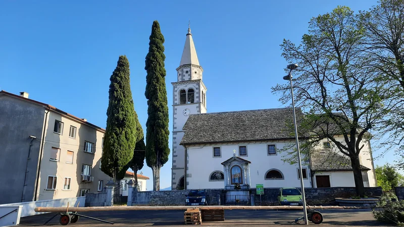 Fotografija: Današnja podoba prenovljenega trga v Dutovljah FOTO: Jasna Čuk Rupnik