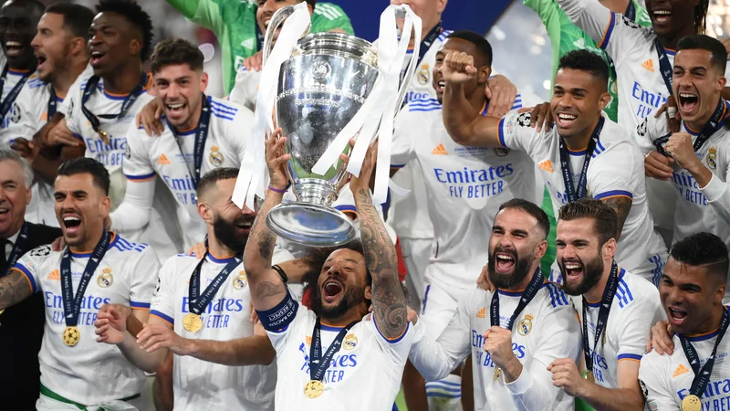 Fotografija: Pokal je dvignil kapetan Marcelo, zaenkrat pa še ni jasno, če bo v Madridu ostal še eno sezono. FOTO: Franck Fife/AFP